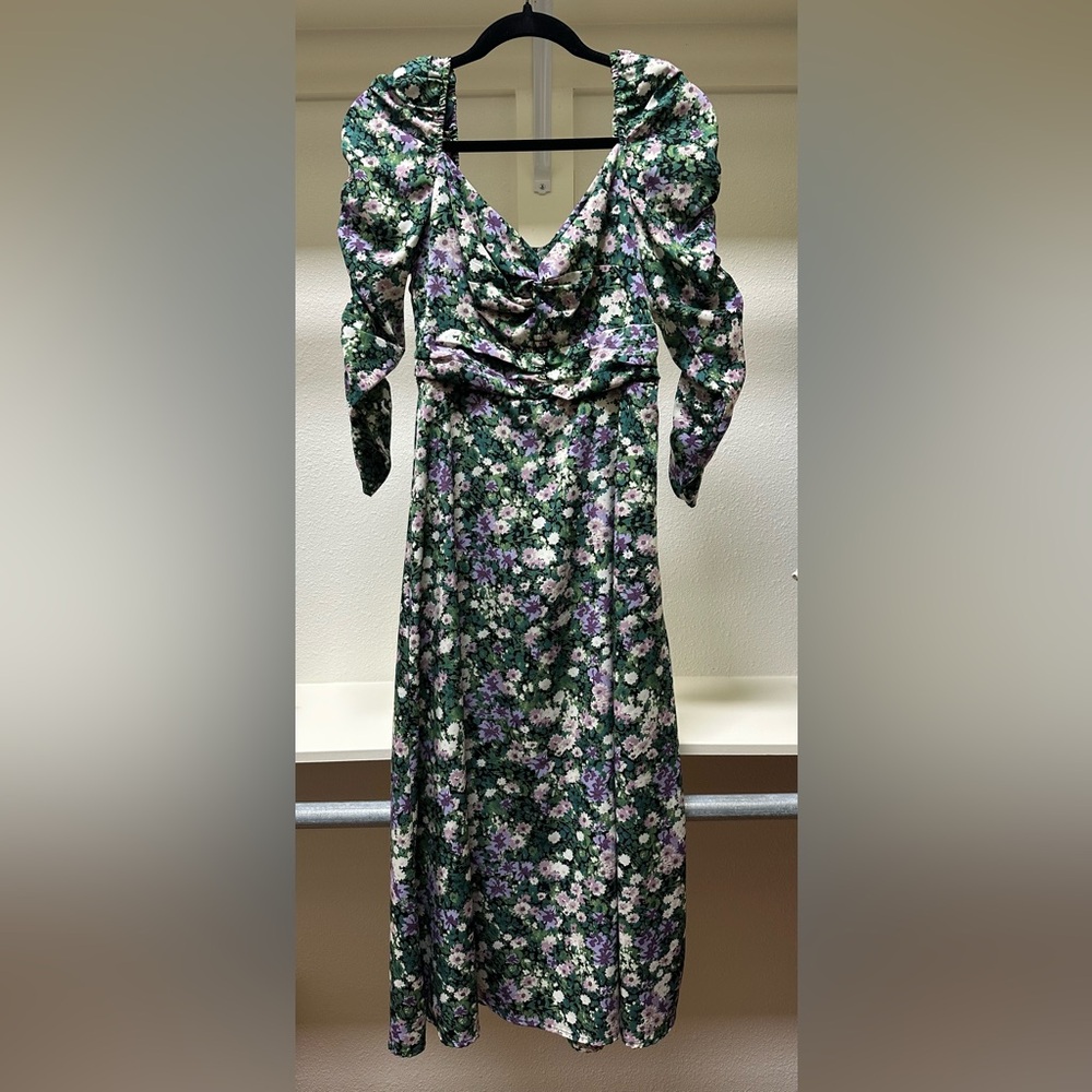 ASTR the Label
Floral Keyhole Long Sleeve MIDI Dress